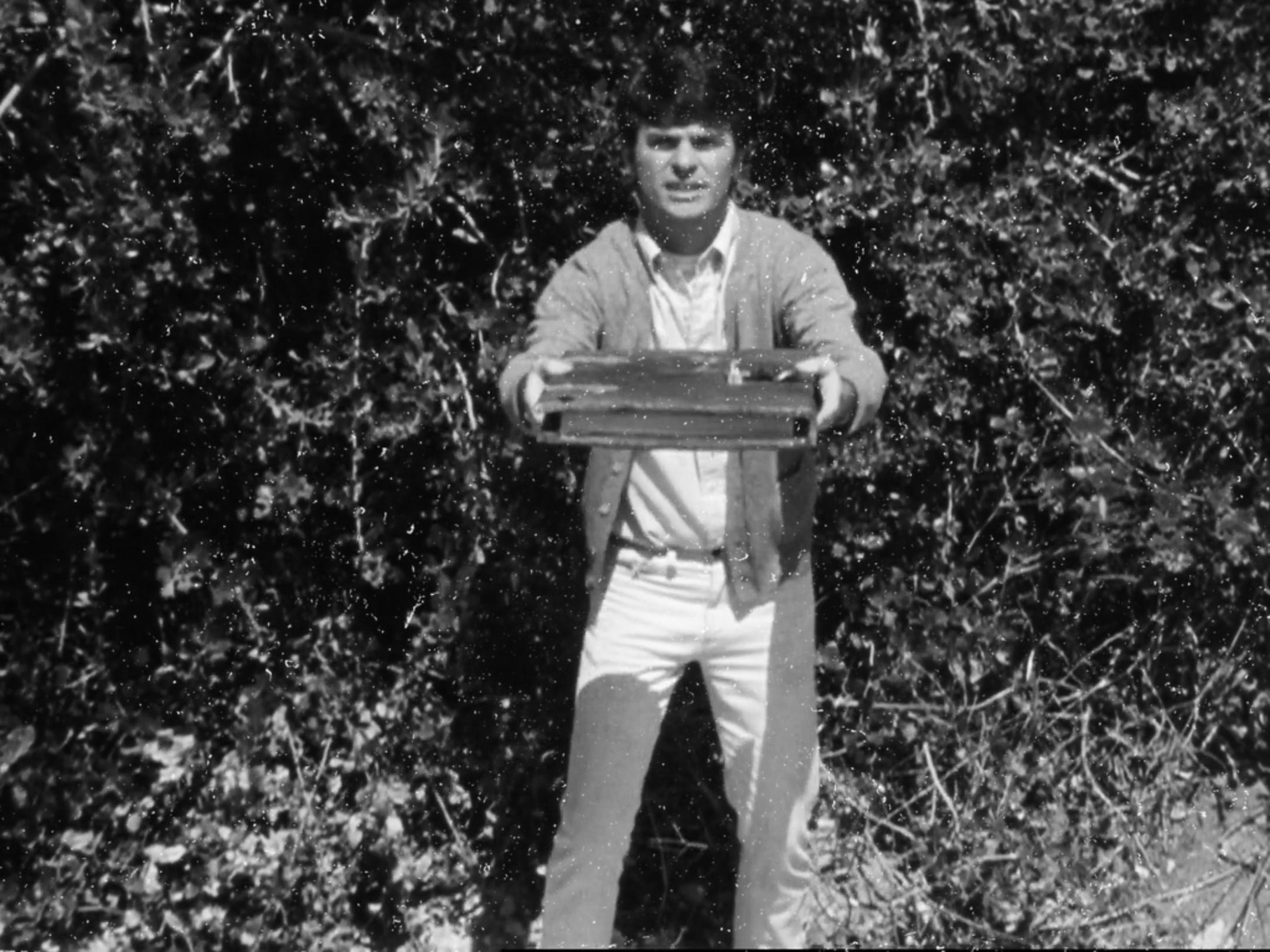 Un señor y un libro misterioso