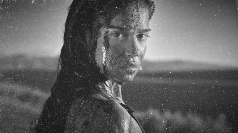 Matilda Lutz en un fotograma de la cinta Revenge de Caroline Fargeat