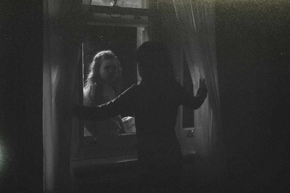 Kiera Thompson y Sienna Sayer en una escena de Martyr Lane, de Ruth Platt